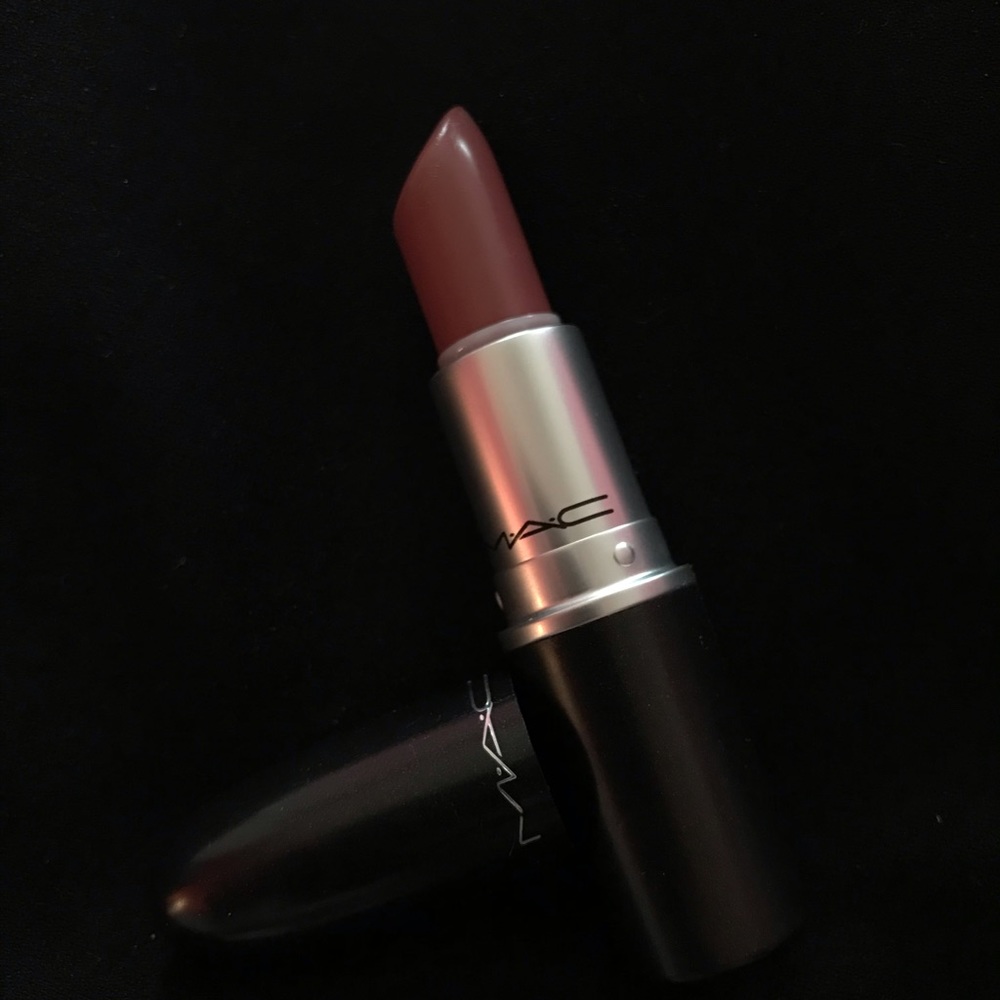 ☕️ MAC Lipstick “Creme In Your Coffee”